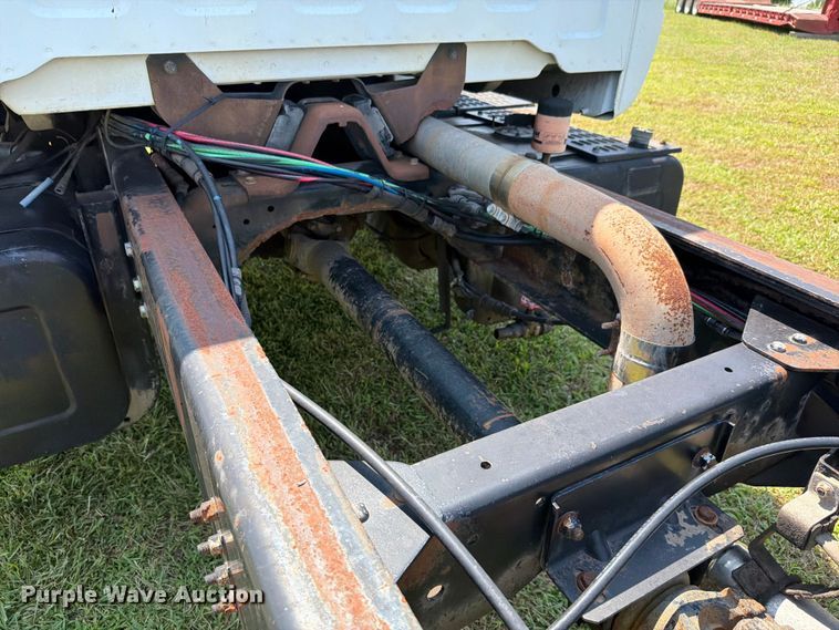 image for item FH6287 1999 Chevrolet C8500 truck cab and chassis