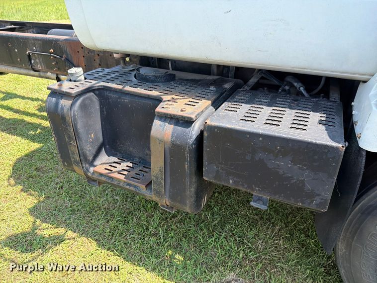 image for item FH6287 1999 Chevrolet C8500 truck cab and chassis