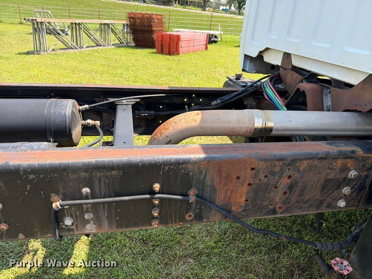 image for item FH6287 1999 Chevrolet C8500 truck cab and chassis
