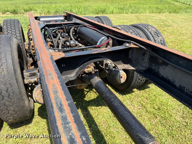image for item FH6287 1999 Chevrolet C8500 truck cab and chassis