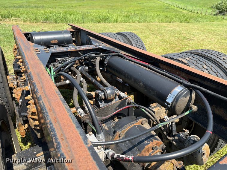 image for item FH6287 1999 Chevrolet C8500 truck cab and chassis