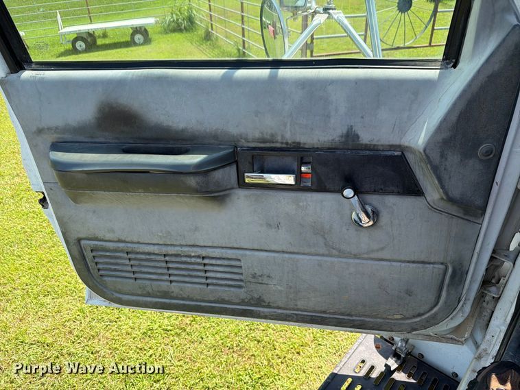 image for item FH6287 1999 Chevrolet C8500 truck cab and chassis