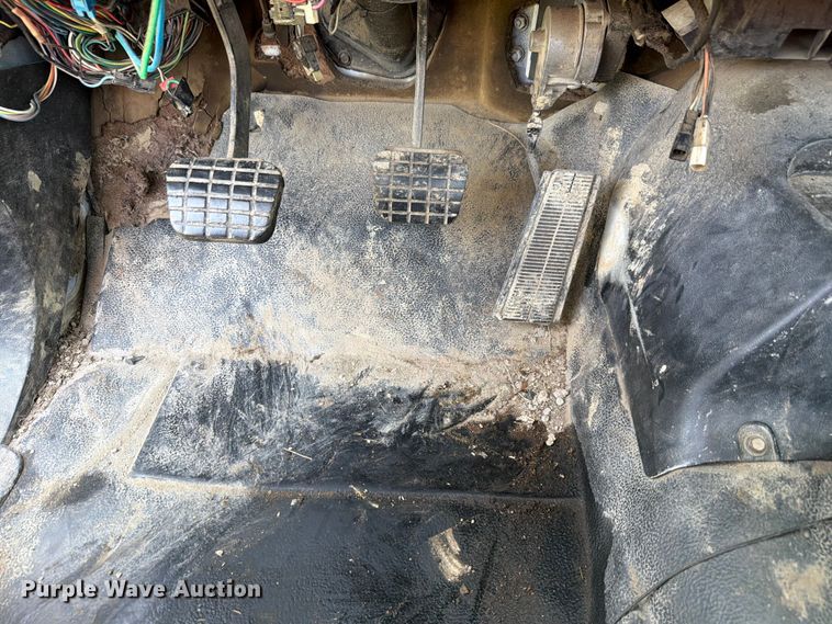 image for item FH6287 1999 Chevrolet C8500 truck cab and chassis