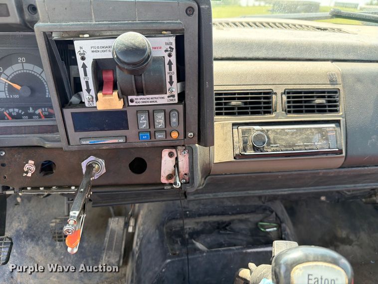 image for item FH6287 1999 Chevrolet C8500 truck cab and chassis