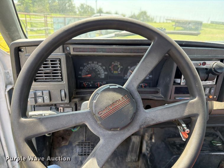 image for item FH6287 1999 Chevrolet C8500 truck cab and chassis