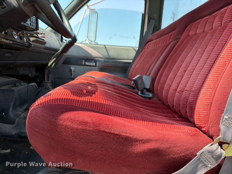 image for item FH6287 1999 Chevrolet C8500 truck cab and chassis