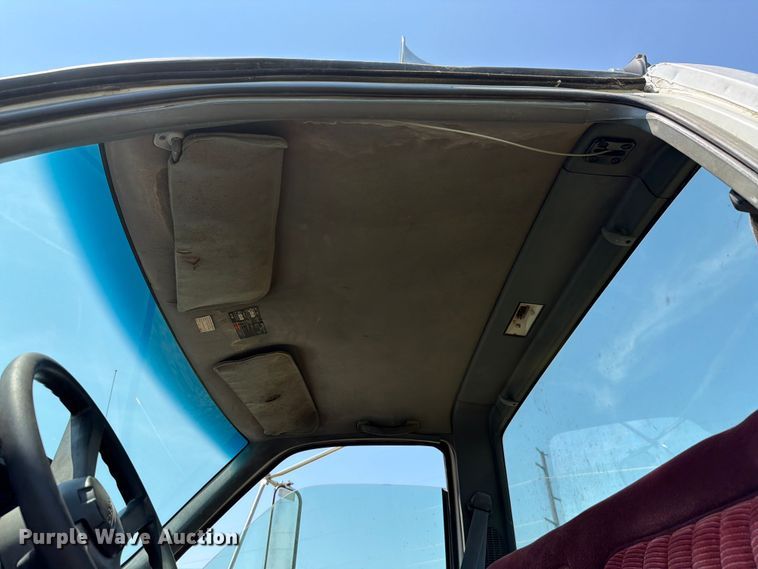 image for item FH6287 1999 Chevrolet C8500 truck cab and chassis
