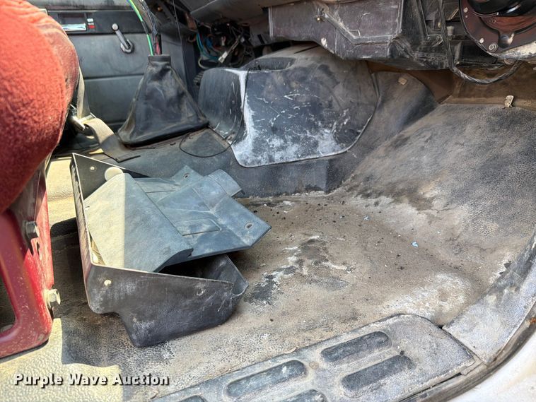 image for item FH6287 1999 Chevrolet C8500 truck cab and chassis