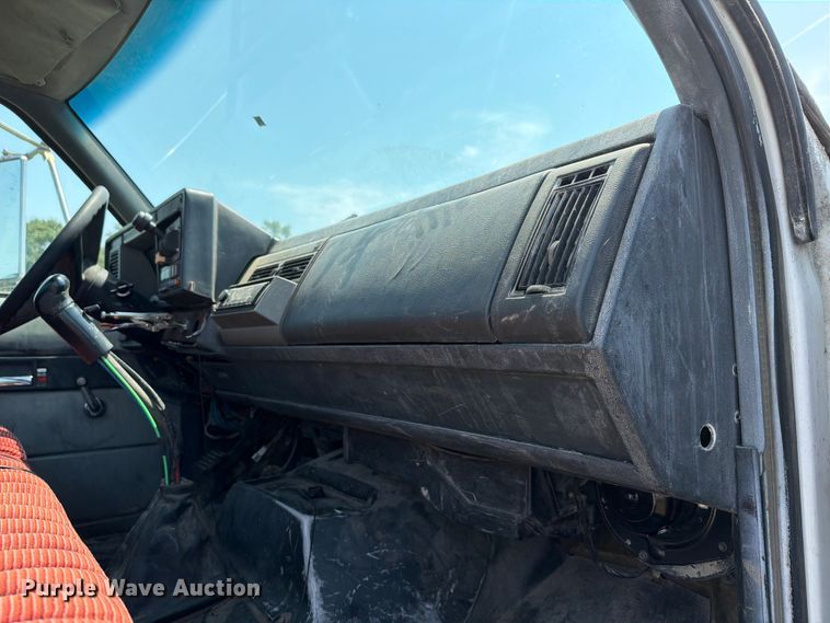 image for item FH6287 1999 Chevrolet C8500 truck cab and chassis