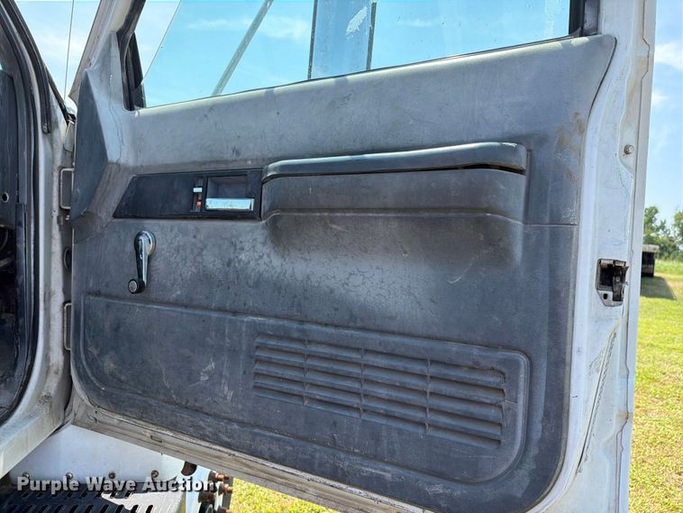 image for item FH6287 1999 Chevrolet C8500 truck cab and chassis