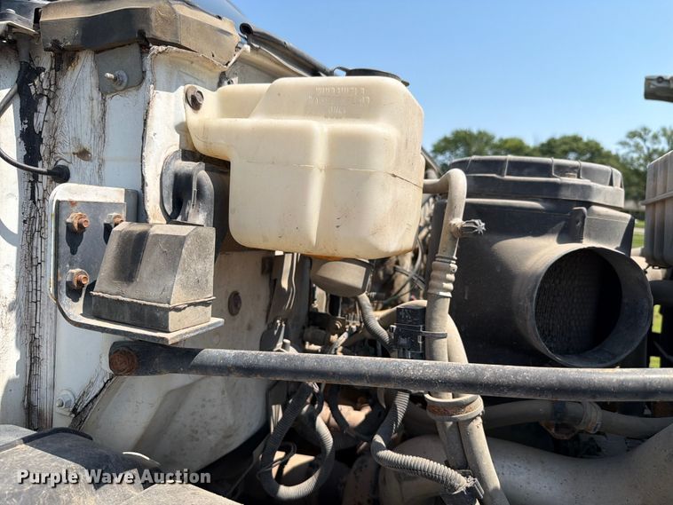 image for item FH6287 1999 Chevrolet C8500 truck cab and chassis