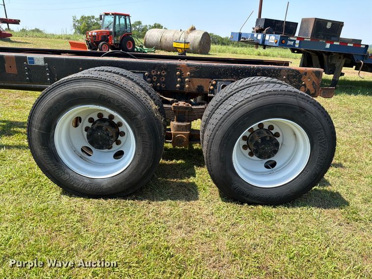 image for item FH6287 1999 Chevrolet C8500 truck cab and chassis