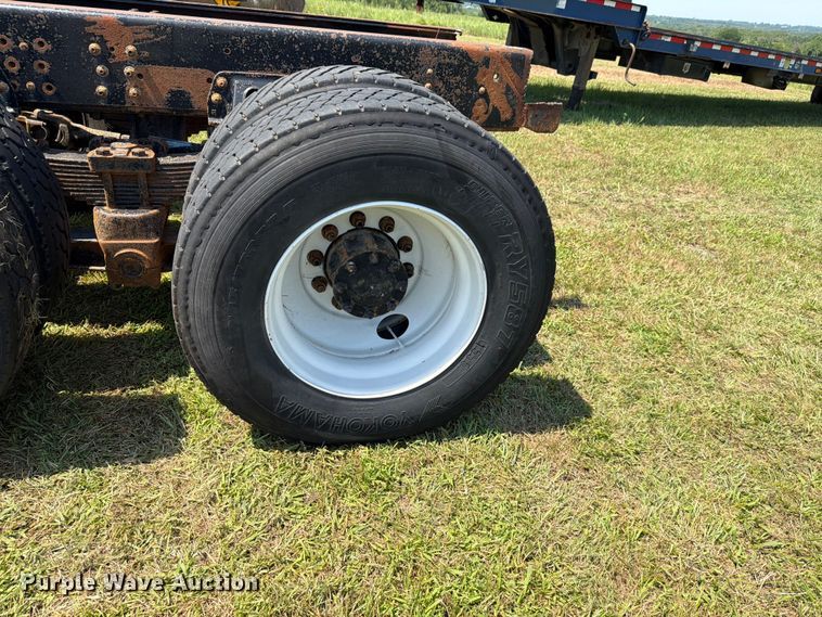 image for item FH6287 1999 Chevrolet C8500 truck cab and chassis
