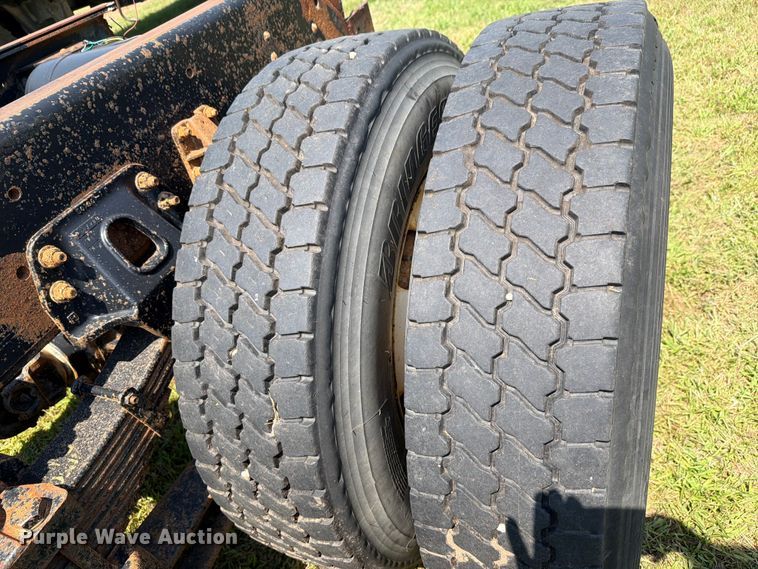 image for item FH6287 1999 Chevrolet C8500 truck cab and chassis