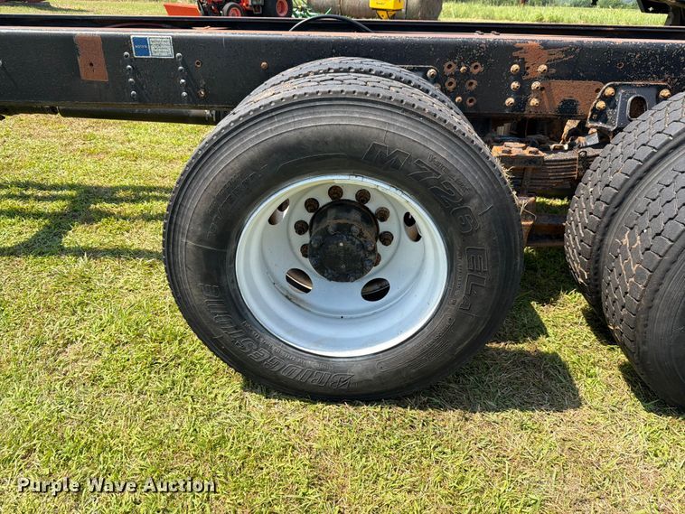 image for item FH6287 1999 Chevrolet C8500 truck cab and chassis