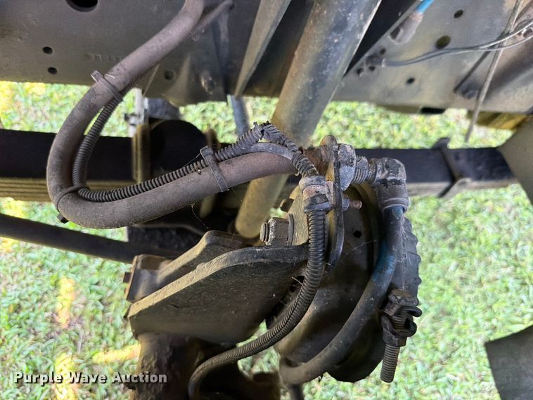 image for item FH6287 1999 Chevrolet C8500 truck cab and chassis