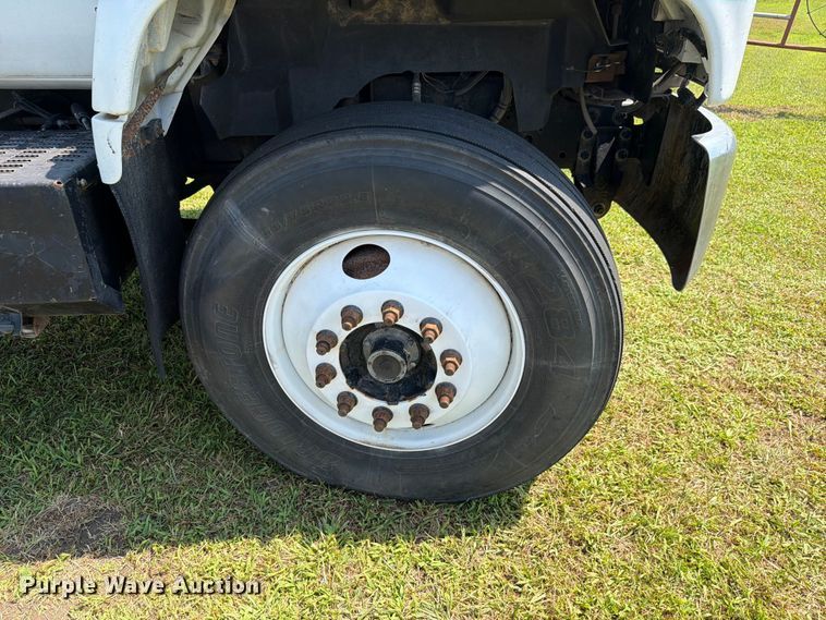 image for item FH6287 1999 Chevrolet C8500 truck cab and chassis