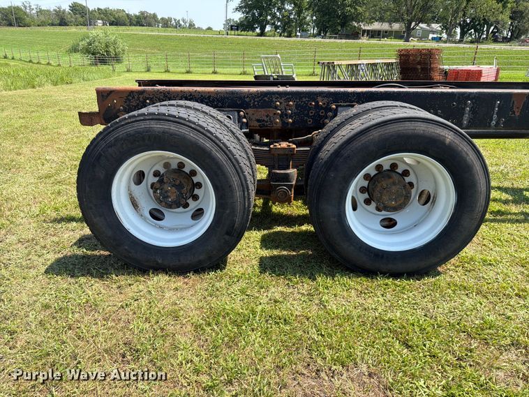 image for item FH6287 1999 Chevrolet C8500 truck cab and chassis