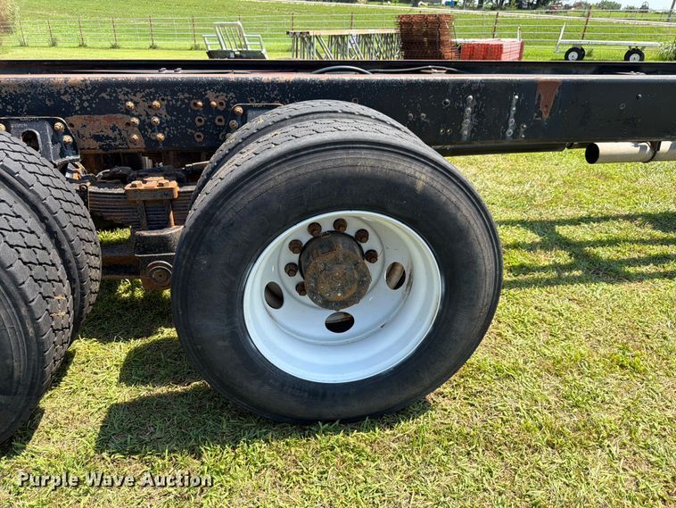 image for item FH6287 1999 Chevrolet C8500 truck cab and chassis
