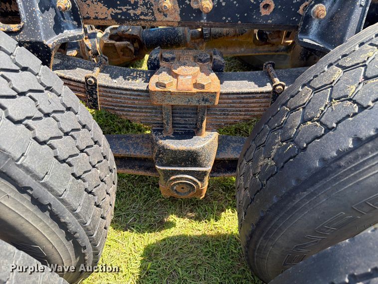 image for item FH6287 1999 Chevrolet C8500 truck cab and chassis