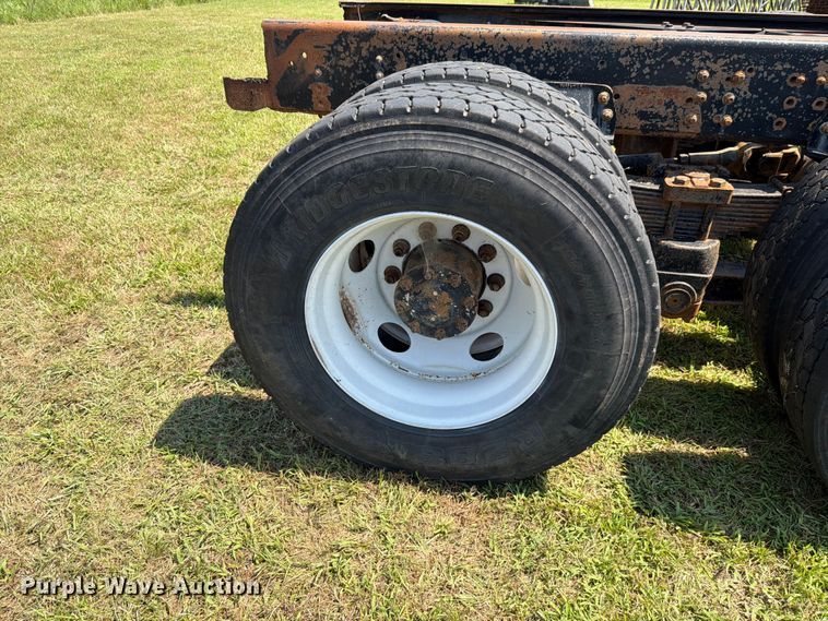image for item FH6287 1999 Chevrolet C8500 truck cab and chassis