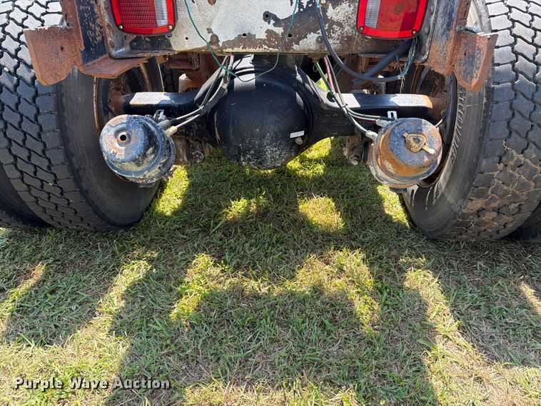 image for item FH6287 1999 Chevrolet C8500 truck cab and chassis
