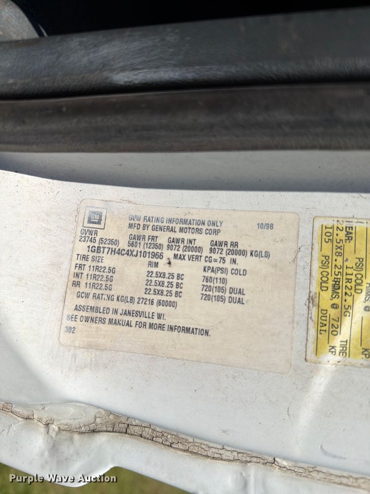 image for item FH6287 1999 Chevrolet C8500 truck cab and chassis