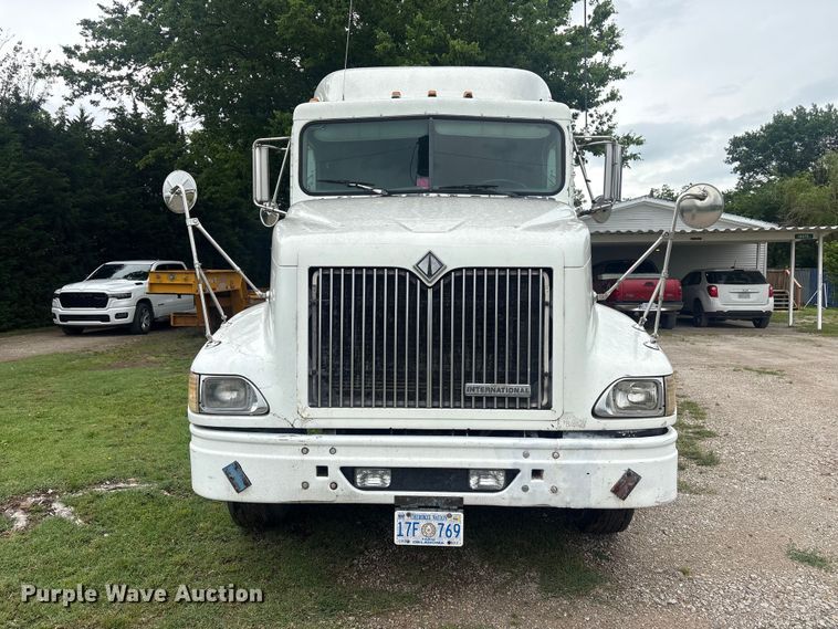 image for item FI0187 1998 International 9200 semi truck