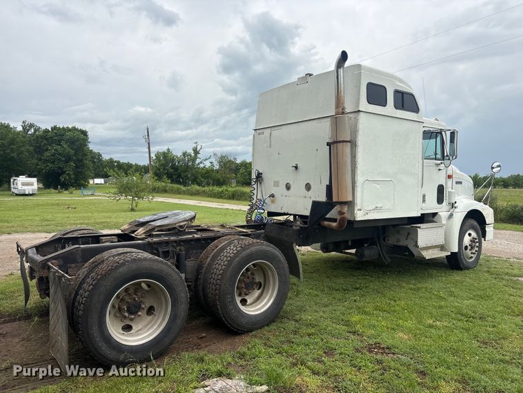 image for item FI0187 1998 International 9200 semi truck