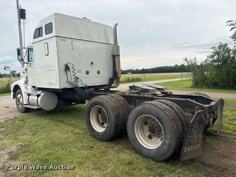 image for item FI0187 1998 International 9200 semi truck