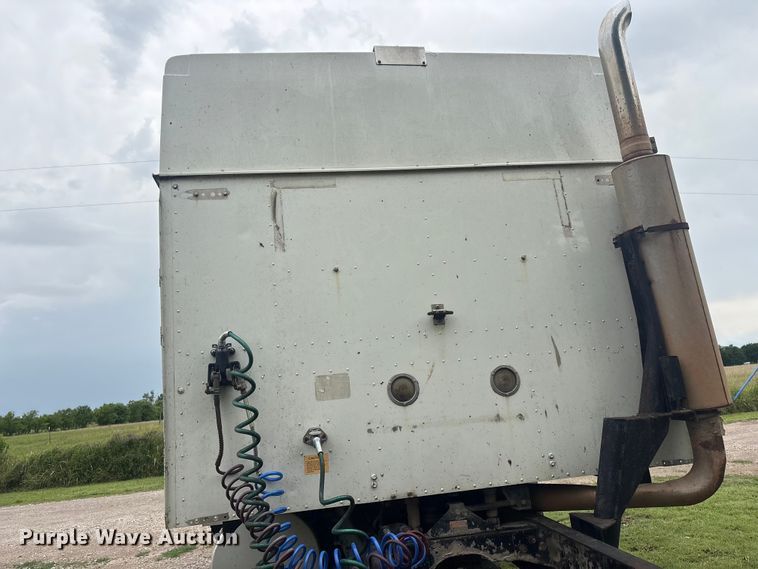 image for item FI0187 1998 International 9200 semi truck