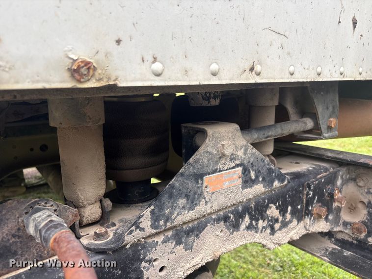 image for item FI0187 1998 International 9200 semi truck