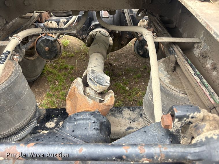image for item FI0187 1998 International 9200 semi truck