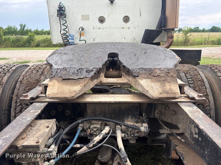 image for item FI0187 1998 International 9200 semi truck