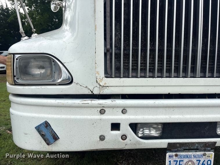 image for item FI0187 1998 International 9200 semi truck