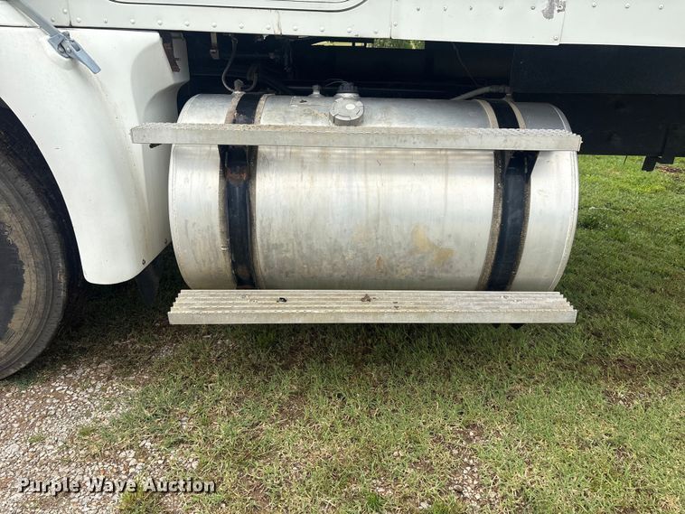 image for item FI0187 1998 International 9200 semi truck