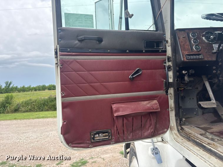 image for item FI0187 1998 International 9200 semi truck