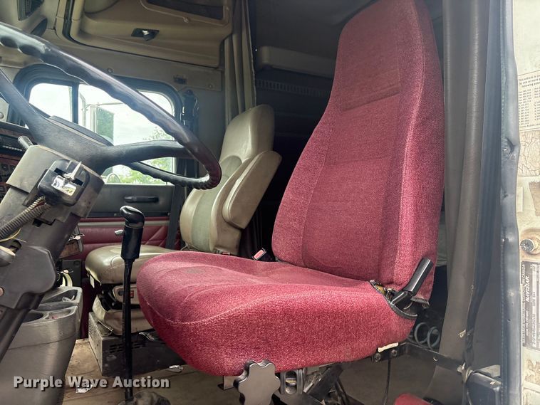 image for item FI0187 1998 International 9200 semi truck