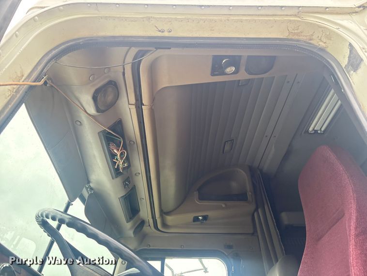 image for item FI0187 1998 International 9200 semi truck