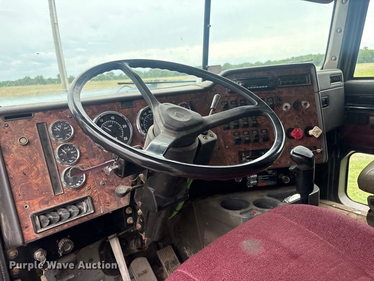 image for item FI0187 1998 International 9200 semi truck