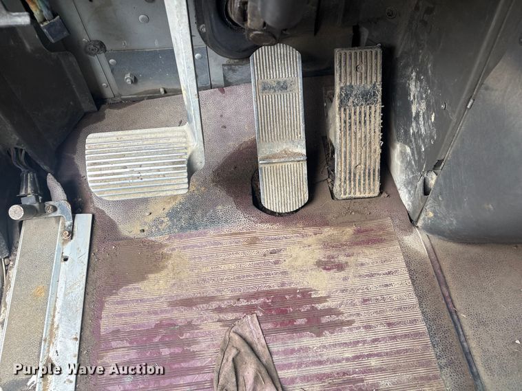 image for item FI0187 1998 International 9200 semi truck