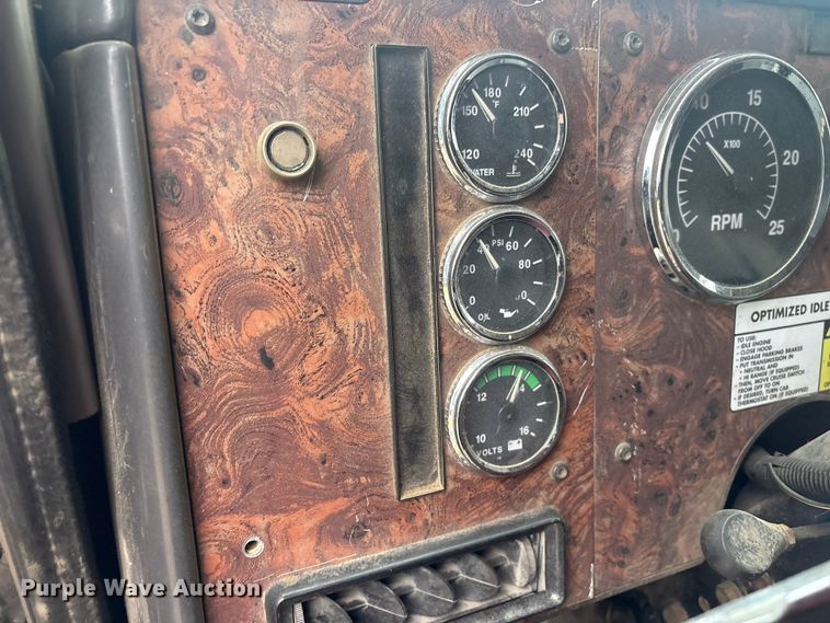 image for item FI0187 1998 International 9200 semi truck