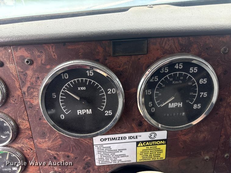 image for item FI0187 1998 International 9200 semi truck