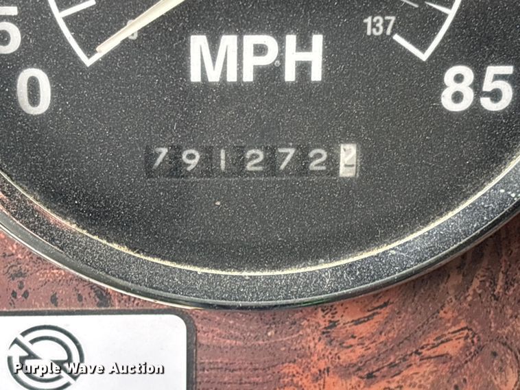 image for item FI0187 1998 International 9200 semi truck