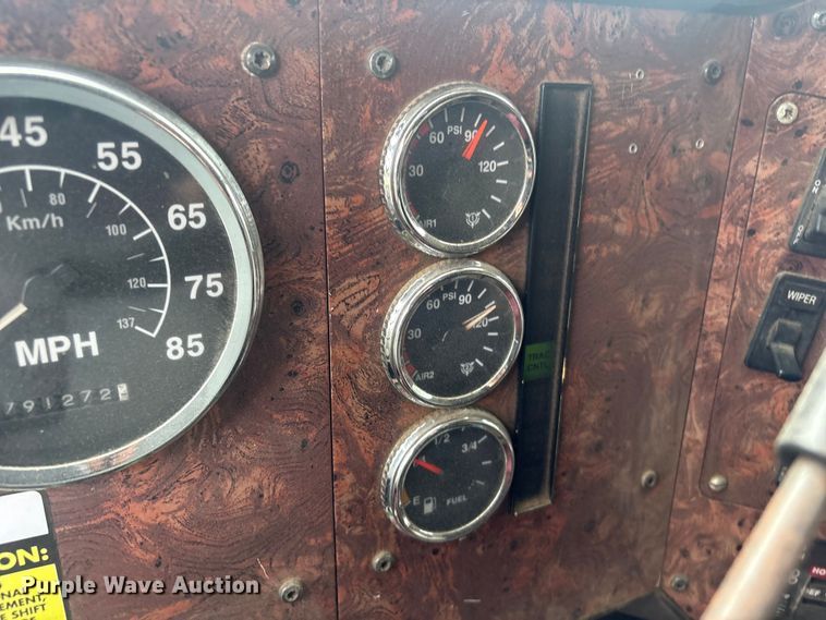 image for item FI0187 1998 International 9200 semi truck
