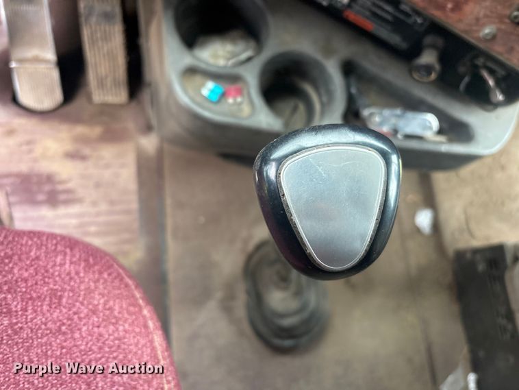image for item FI0187 1998 International 9200 semi truck