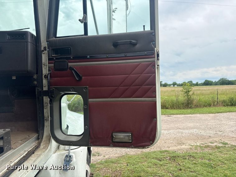 image for item FI0187 1998 International 9200 semi truck