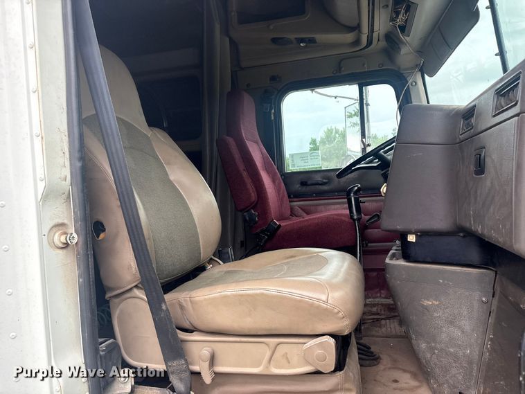 image for item FI0187 1998 International 9200 semi truck