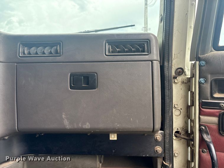 image for item FI0187 1998 International 9200 semi truck