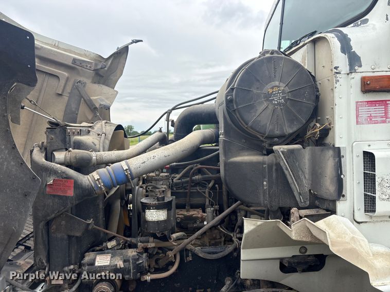 image for item FI0187 1998 International 9200 semi truck